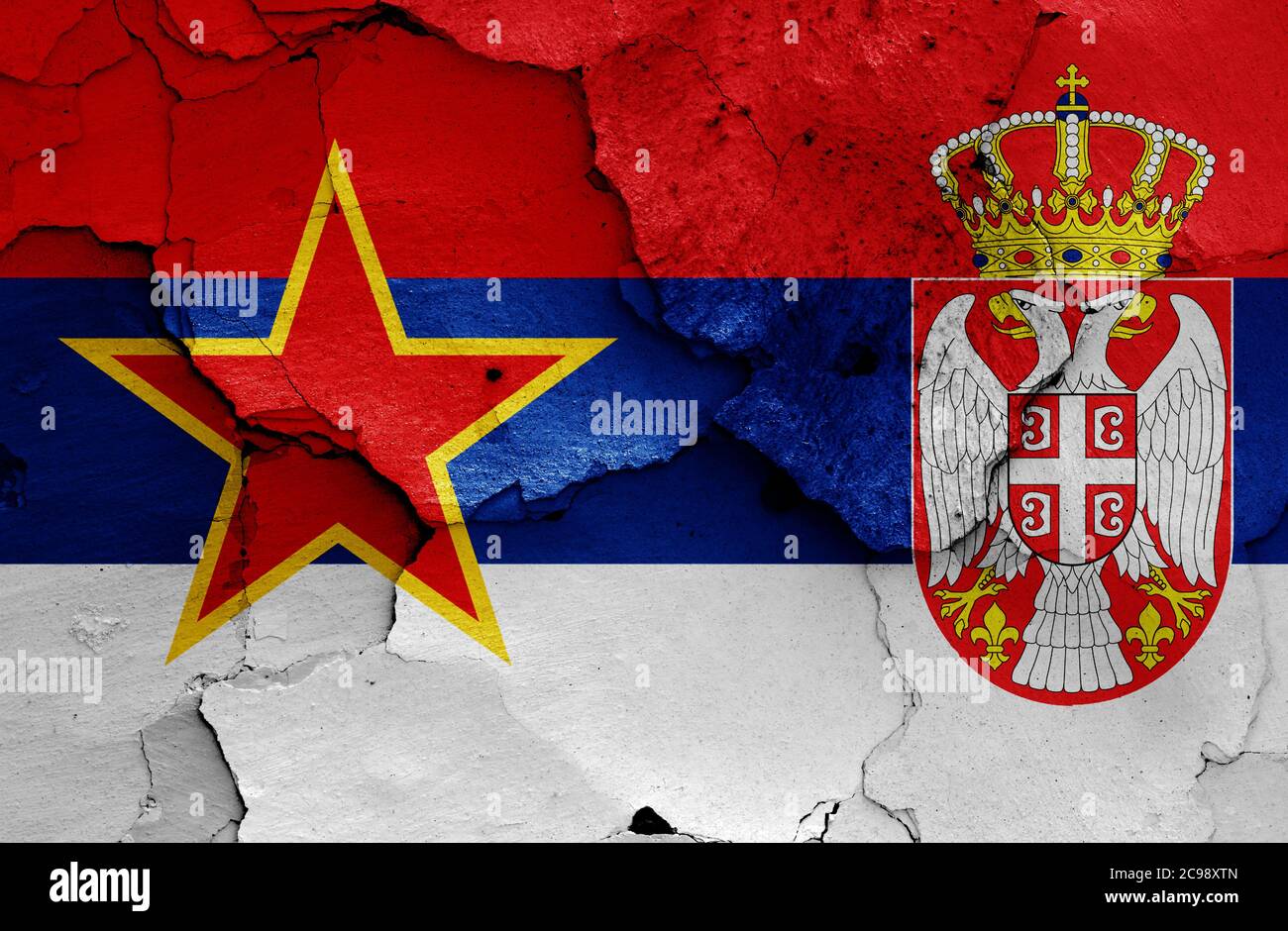 Historische Flagge der Sozialistischen Republik Serbien und heute Serbien Flagge auf rissige Wand Stockfoto