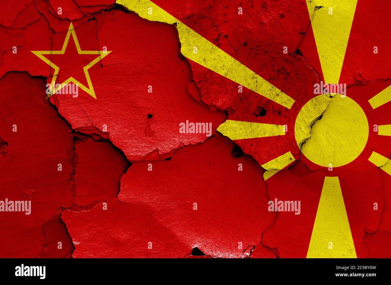 Historische Flagge der Sozialistischen Republik Mazedonien und heute Nordmakedonien Flagge auf rissige Wand gemalt Stockfoto