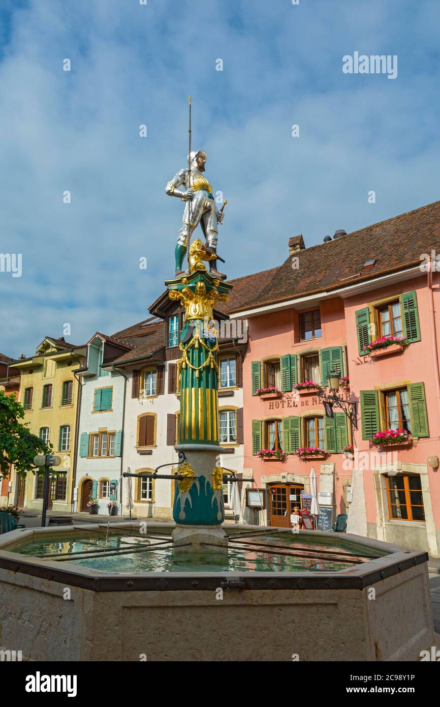 Schweiz, Kanton Neuchatel, Le Landeron, Brunnen mit Bannerett (Ritter), Hotel Restaurant de Nemours Stockfoto