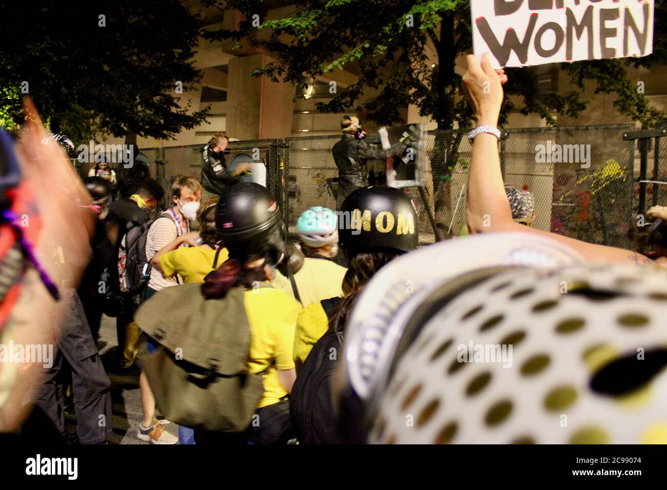 Portland, Oregon, USA. Juli 2020. Portland Proteste: Mütter, viele von ihnen haben noch nie zuvor protestiert, versammeln sich an der Front vor dem Justizzentrum, um ihre Körper in einen menschlichen Schild zu verwandeln, um die anderen Demonstranten vor den Kugeln und Tränengas zu schützen, die seit der Ankunft der Feds in Portland jede Nacht stundenlang gespritzt wurden. Sie sind schockiert und bestürzt darüber, dass die Federal Agents, die vom Präsidenten geschickt wurden, Feuer auf sie eröffnet, was massive Verletzungen verursacht. Sie kommen sowieso immer wieder. Quelle: Amy Katz/ZUMA Wire/Alamy Live News Stockfoto