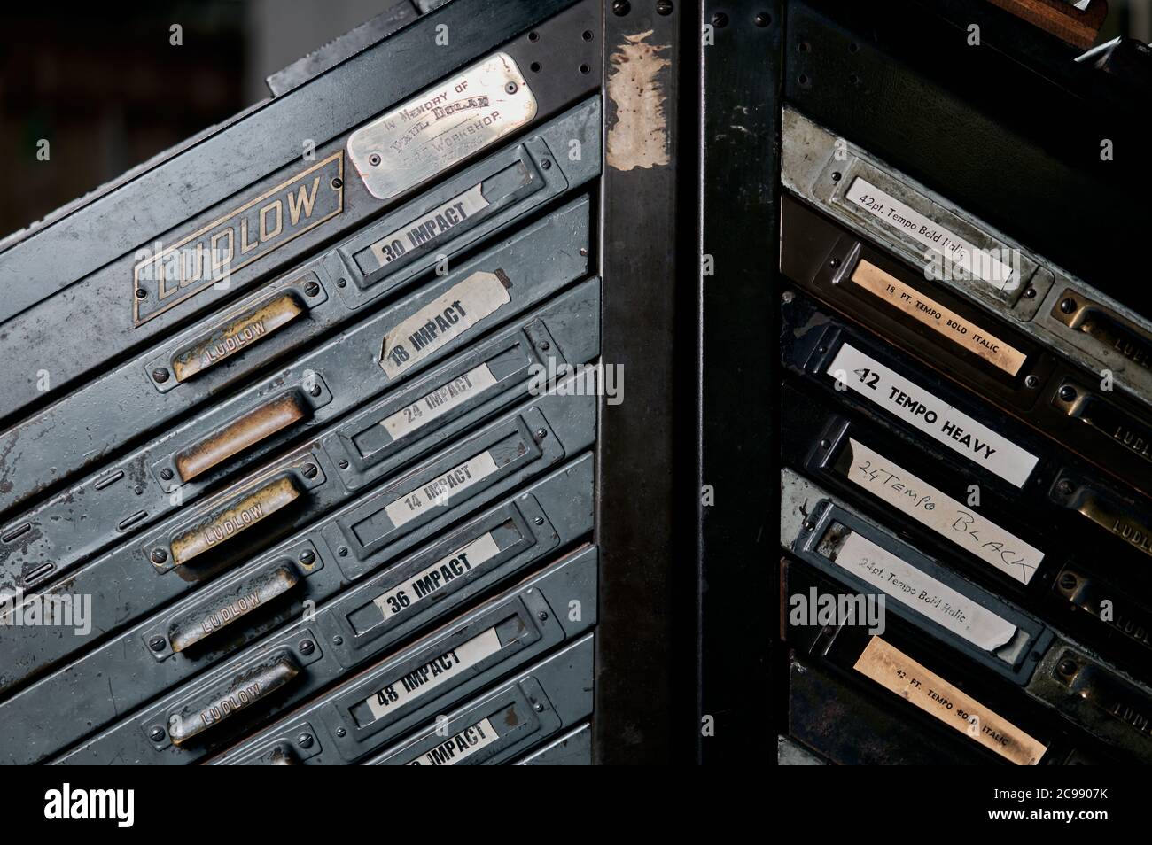 Eine Buchdruckerei mit Briefkästen auf dem Display. Stockfoto