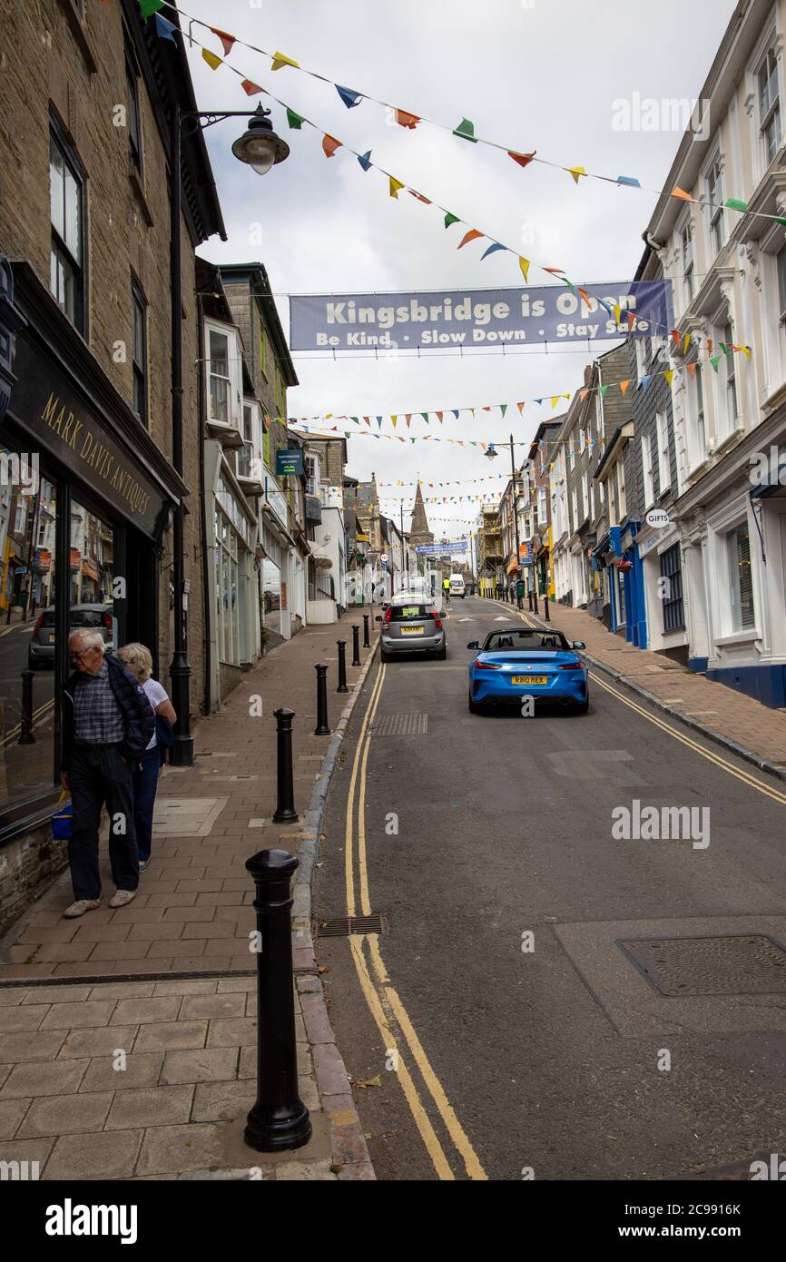 'Kingsbridge is Open' Banner auf der anderen Straßenseite in Kingsbridge, South Hams, Devon, Großbritannien Stockfoto