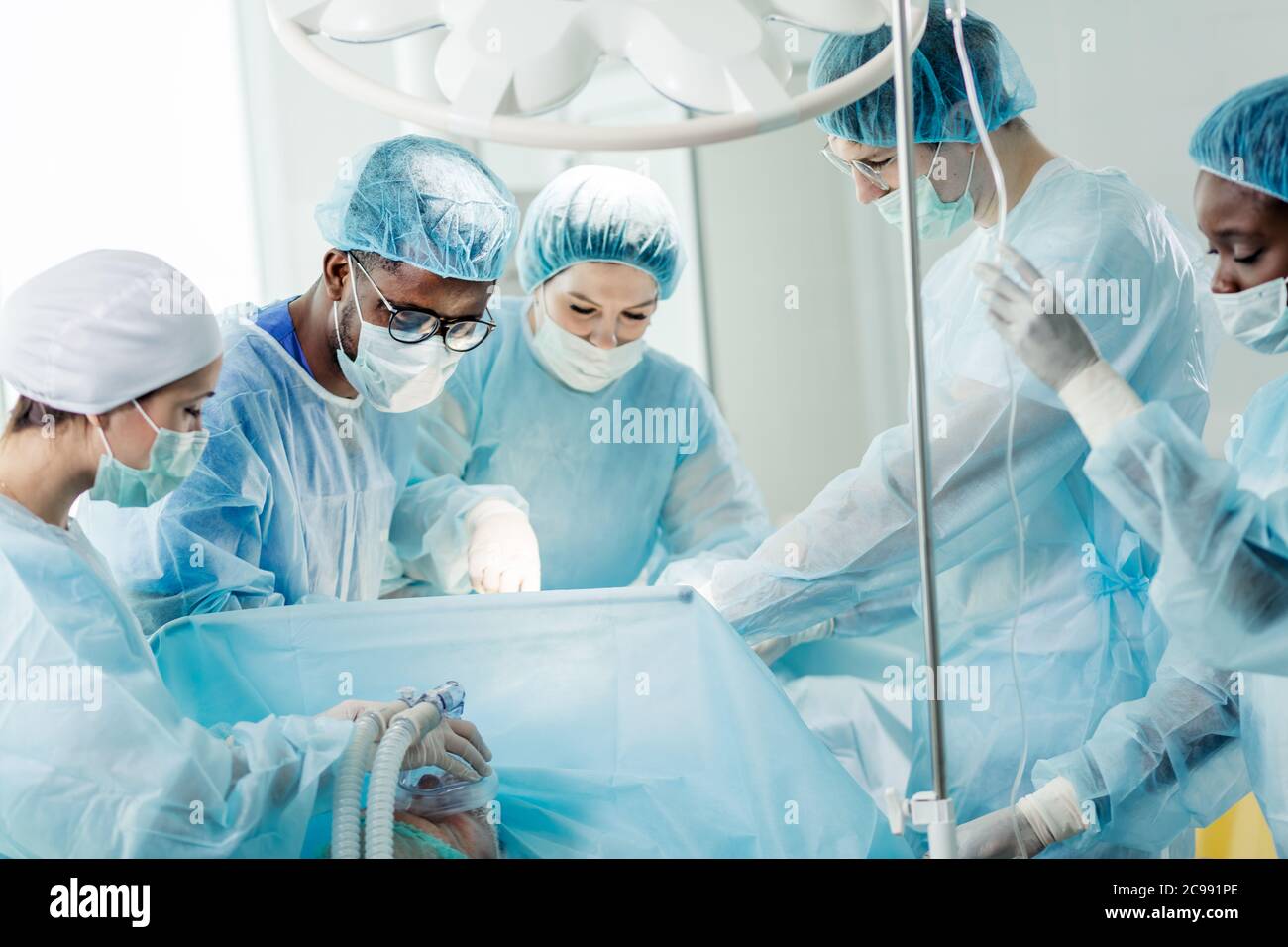 Orthopädische multirassische Chirurgen behandeln Probleme mit dem Bewegungsapparat. Stockfoto