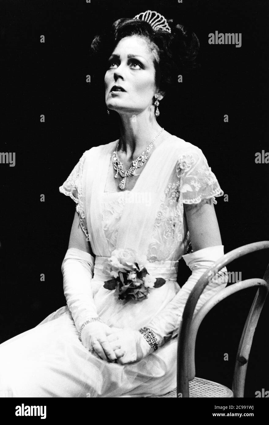 Lorraine Chase (Eliza Doolittle) in PYGMALION von George Bernard Shaw im The Young Vic, London SE1 18/08/1981 Bühnenbild: Carl Toms Kostüme: Christine Rowland Beleuchtung: John B Regie lesen: Denise Coffey Stockfoto