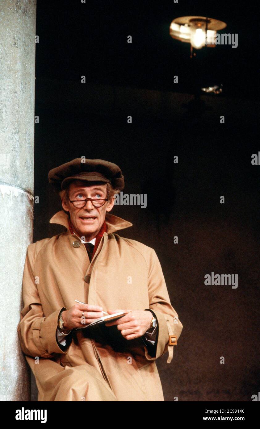 Peter O'Toole (Henry Higgins) in PYGMALION von George Bernard Shaw im Shaftesbury Theatre, London WC1 15/05/1984 Bühnenbild: Douglas Heap Kostüme: Ann Curtis Beleuchtung: Charlie Paton Regie: Ray Cooney Stockfoto