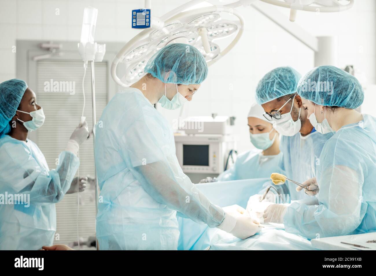 Operationen versuchen eine Herztransplantation im Operationssaal. Nahaufnahme Stockfoto