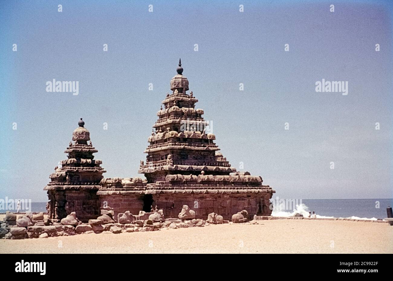 Gruppe von Denkmälern in Mahabalipuram. Hier der Shore Temple Komplex am Ufer der Bucht von Bengalen. Mahabalipuram, Tamil Nadu, Indien, 1961/1962 Stockfoto