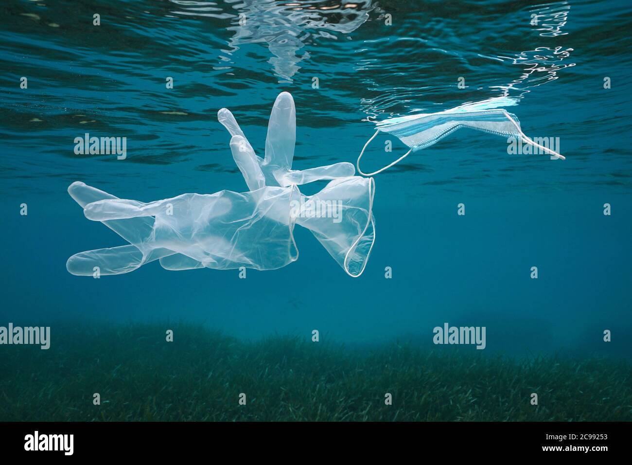 Handschuhe und Gesichtsmaske unter Wasser im Meer, Plastikmüll Verschmutzung seit Coronavirus COVID-19 Pandemie, Mittelmeer Stockfoto