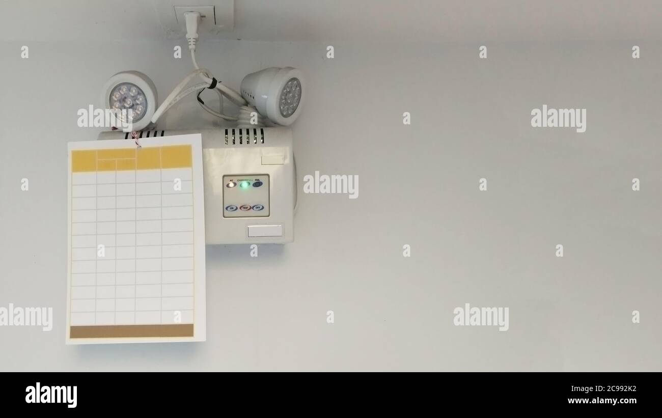 Weißes Notlicht mit Kontrollblatt auf cremefarbenem Hintergrund Stockfoto