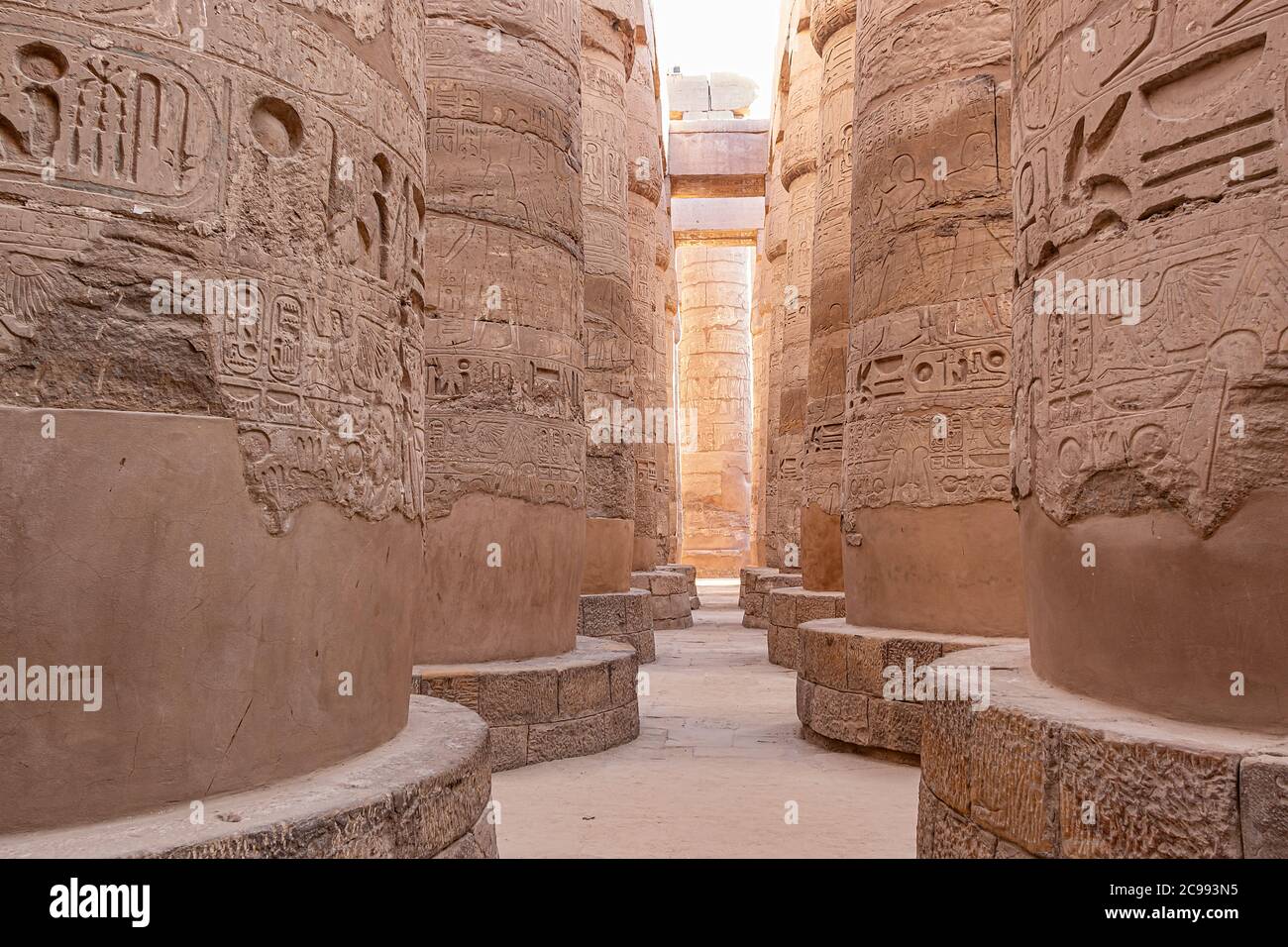 Der Karnak Tempel in Luxor, allgemein bekannt als Karnak, umfasst einen breiten Mix aus verfallenen Tempel, Kapellen, Masten und anderen Gebäuden in Luxor, Stockfoto