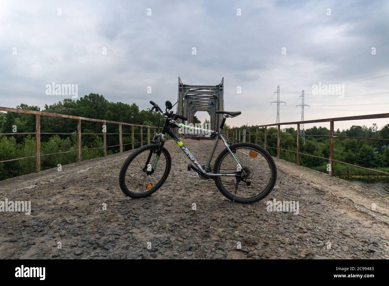 Das Fahrrad, das auf der verlassenen Brücke in der Nähe Brests geparkt ist Stockfoto