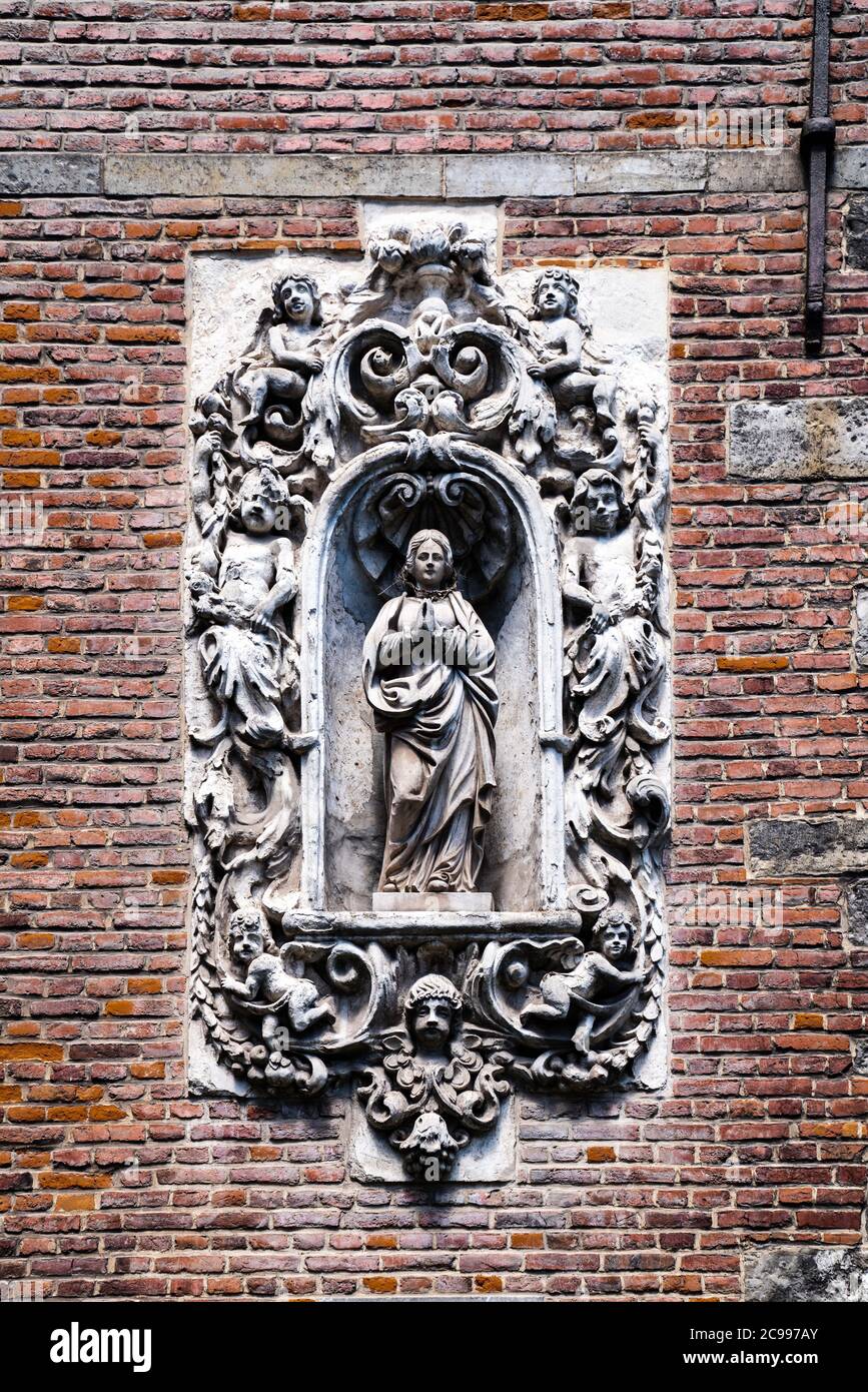 Steinstatue an der Mauer der Kathedrale von Tournai, Belgien Stockfoto