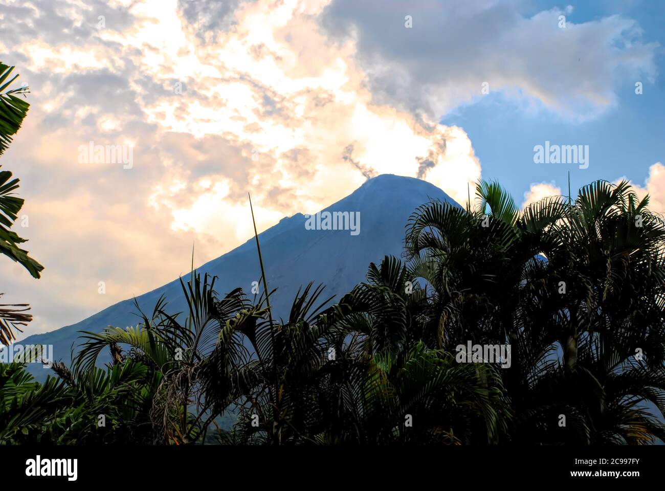 Arenal Vulkan Silhouette bei Sonnenuntergang, La Fortuna, Costa Rica Stockfoto