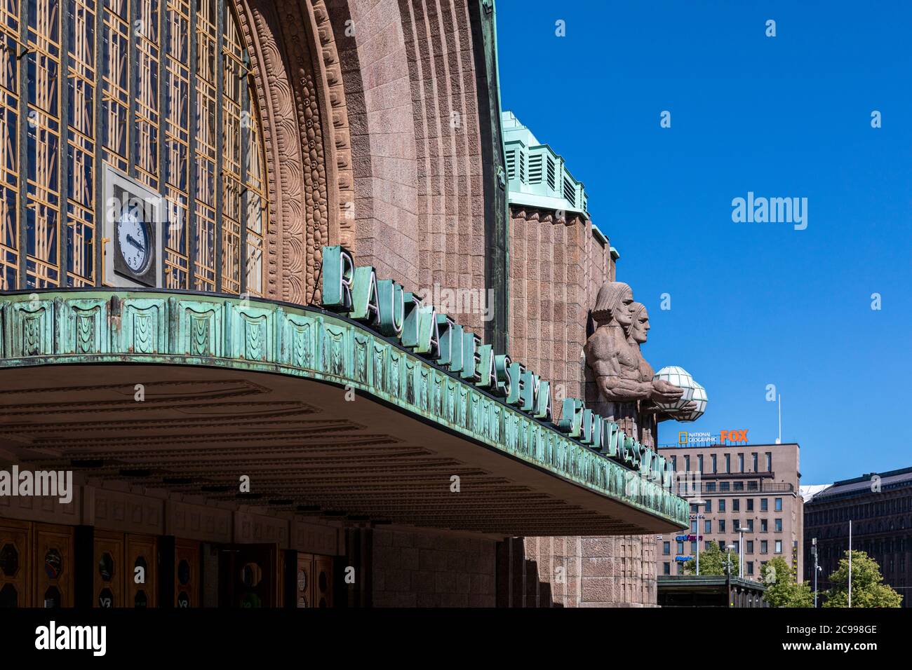 Helsinki, Finnland - 26. juli 2020: Der Hauptbahnhof von Helsinki ist ein internationales Wahrzeichen. Fassade ist am besten aus vier Granit Statuen erkannt: tw Stockfoto
