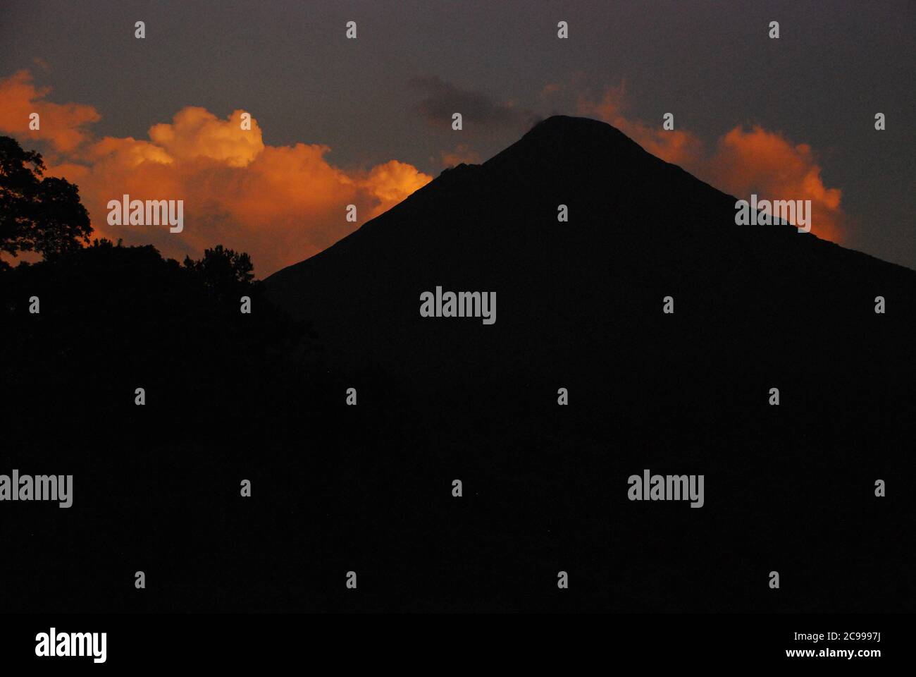 Arenal Vulkan Silhouette bei Sonnenuntergang, La Fortuna, Costa Rica Stockfoto