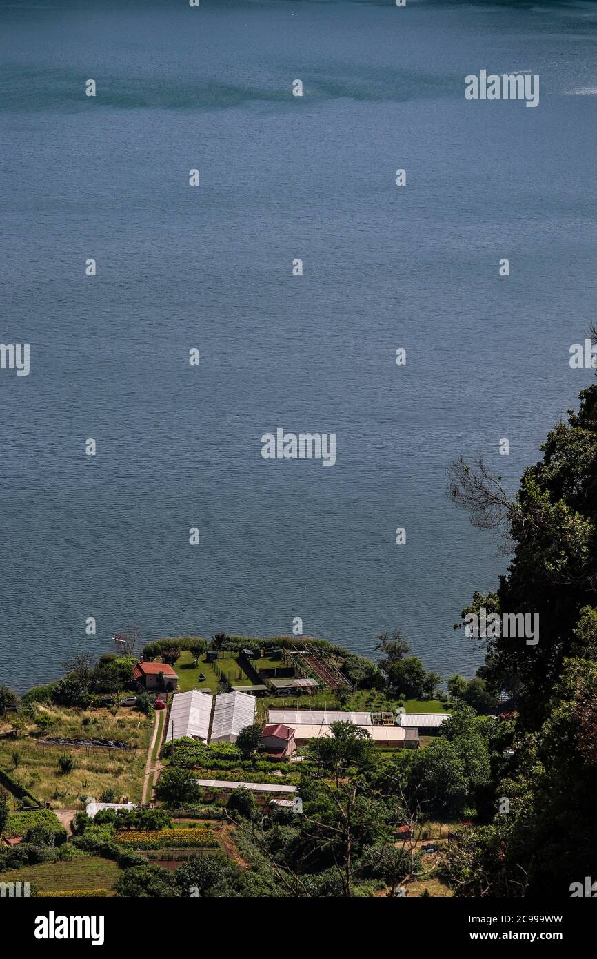 Der See von Nemi, in der Provinz von Rom, in den römischen Schlössern, Italien. Blick von oben auf den See. Stockfoto