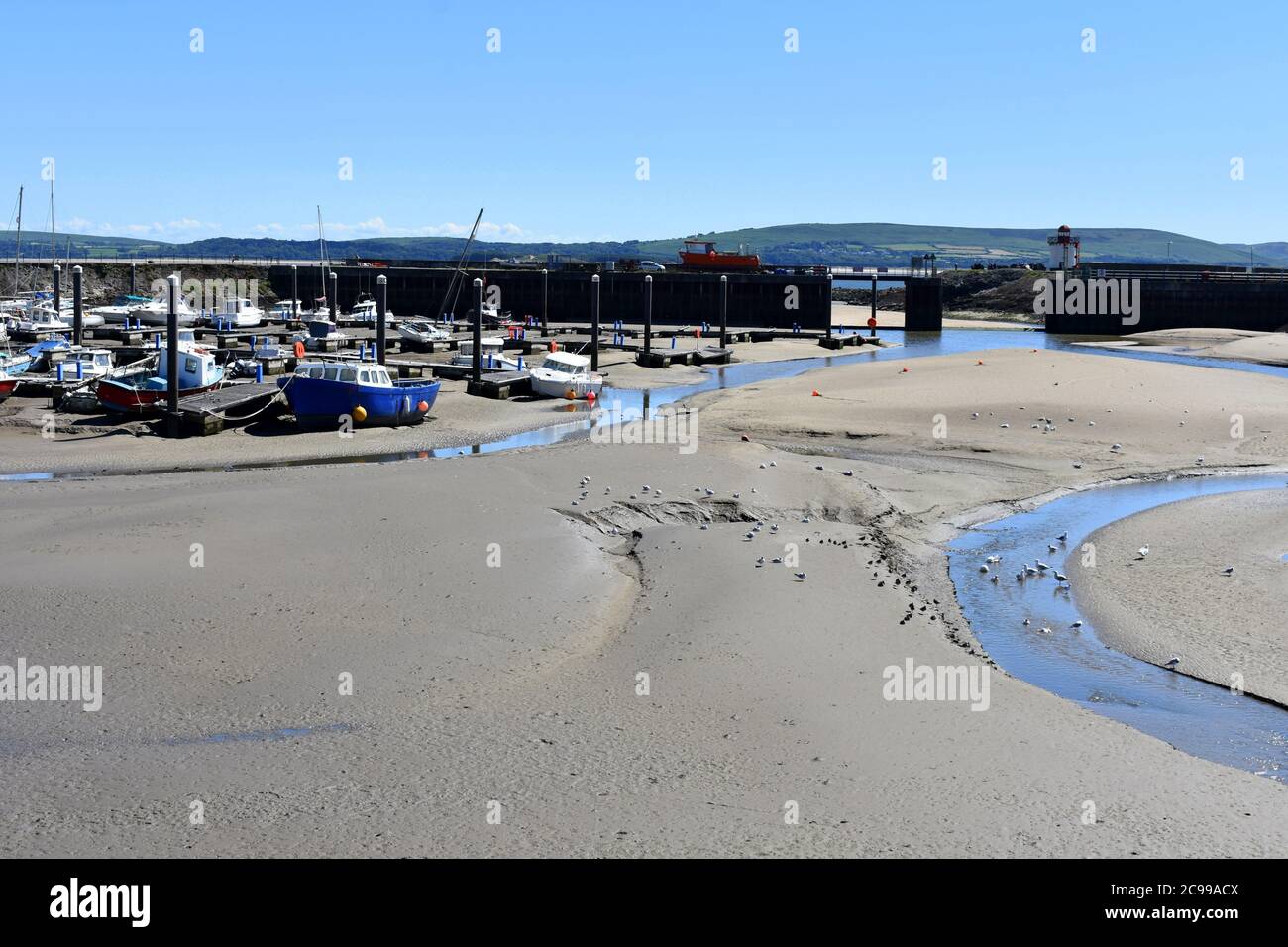 Burry Port Hafen und Yachthafen bei Ebbe, Burry Port, Carmarthenshire, Wales Stockfoto