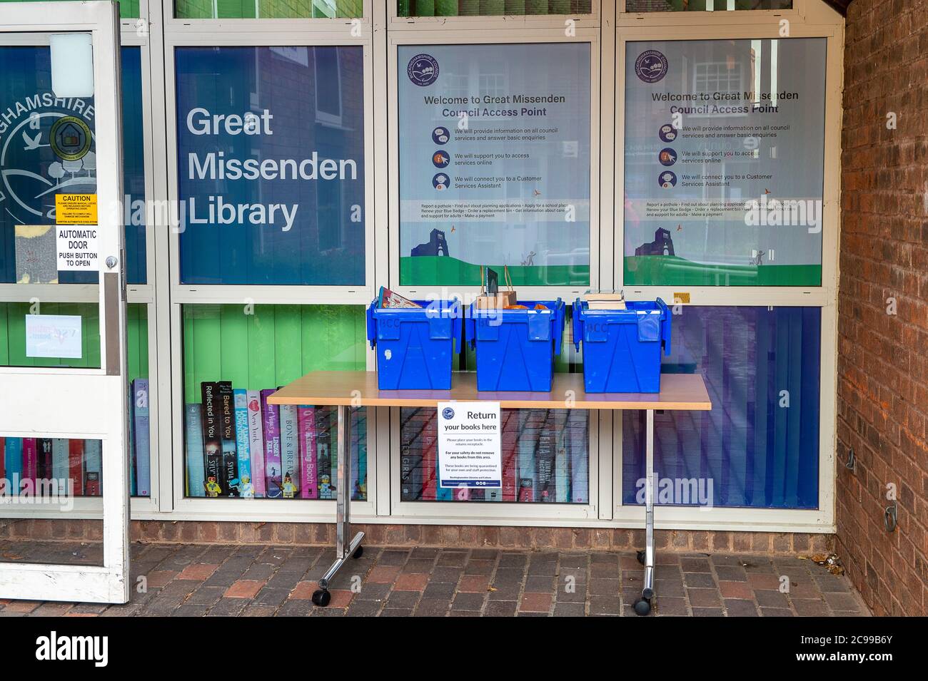 Great Missenden, Buckinghamshire, Großbritannien. Juli 2020. Die öffentliche Bibliothek im Dorf Great Missenden wurde nach der Lockerung der Coronavirus-Sperre wieder eröffnet. Kreditnehmer müssen ihre zurückgegebenen Bibliotheksbücher außerhalb der Bibliothek in Kartons lassen, damit sie in Quarantäne gestellt werden können. Quelle: Maureen McLean/Alamy Stockfoto