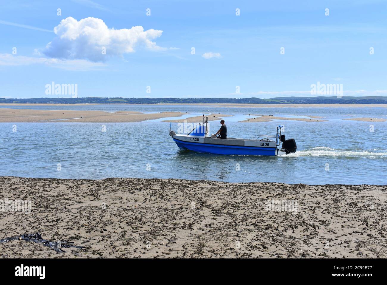 Fischerboot vor Burry Port East Beach, Burry Port, Carmarthenshire, Wales Stockfoto