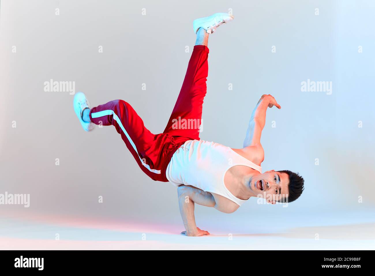 Isolierte koreanische Hip-Hop männliche brechen Tänzer tanzen auf weißem Hintergrund, Durchführung Air Chair Element von Downrock Breakdance Stockfoto