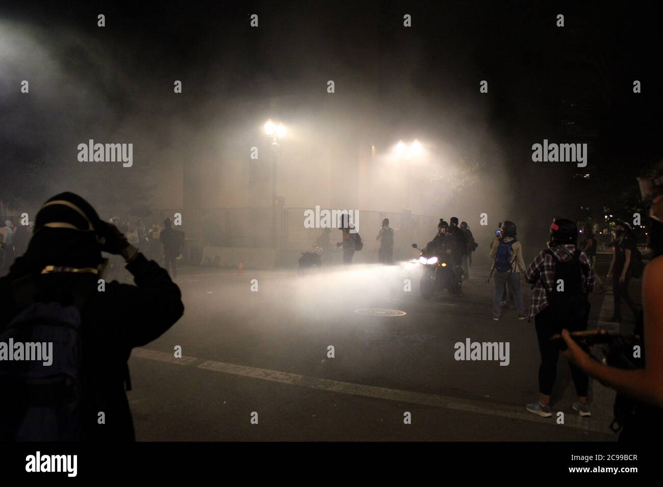 Portland, Oregon, USA. Juli 2020. Portland Proteste: Demonstranten müssen Gasmasken und Schutzbrillen tragen oder sie werden gezwungen, aus den unerbittlichen Tränengaswolken zu Rennen Bundesagenten schießen jede Nacht, seit sie angekommen sind, gegen den Willen der Landesregierung und der Menschen in Portland in die Straßen von Portland. Die Kanister, die sie aus Gewehren schießen, sind ähnlich wie Granaten und manchmal tödliche Waffen selbst, und haben Dutzende von Menschen jede Nacht verletzt. Quelle: Amy Katz/ZUMA Wire/Alamy Live News Stockfoto