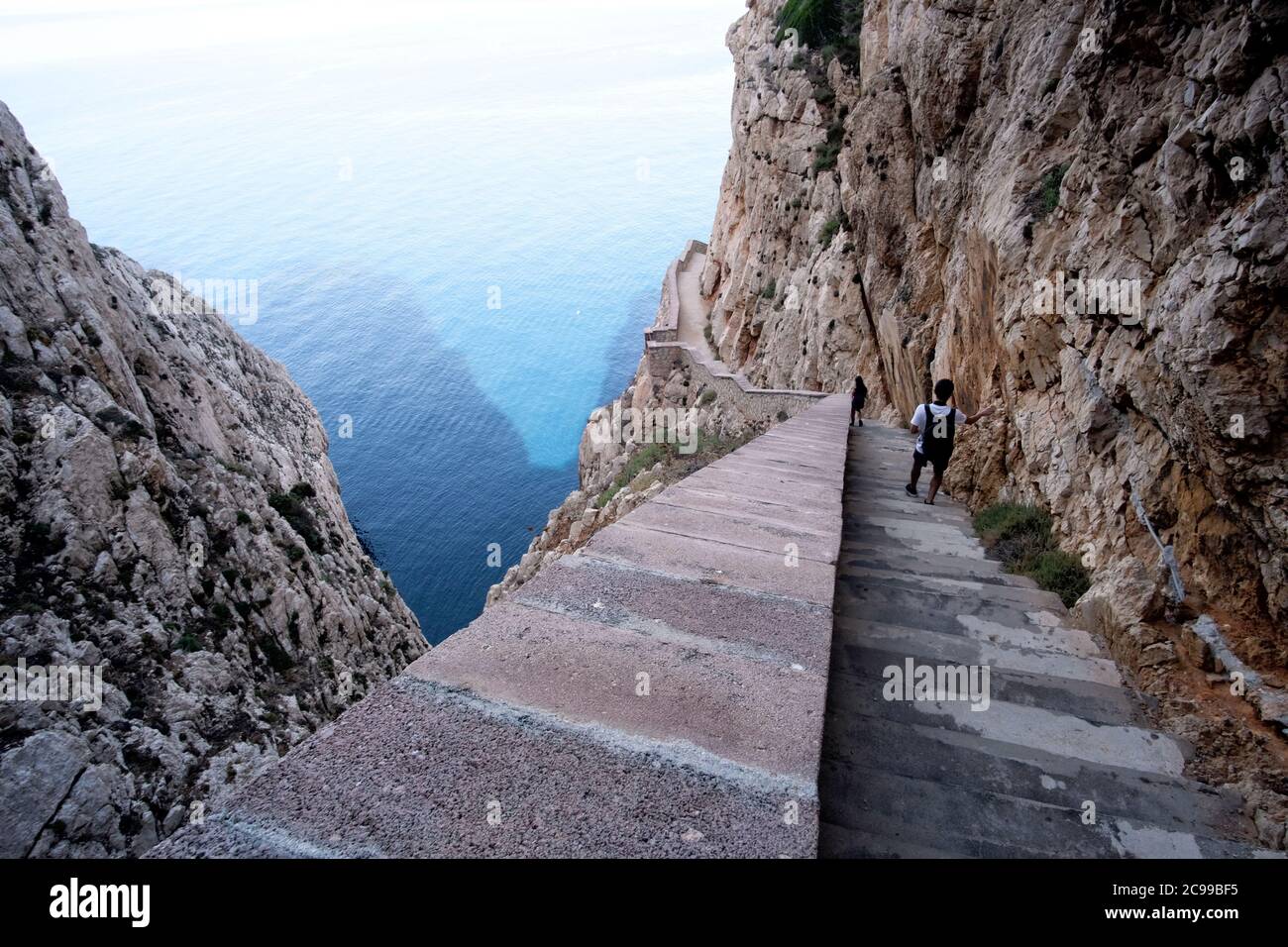 Draufsicht auf die Treppe zur Neptun-Grotte bei Alghero, Italien Stockfoto