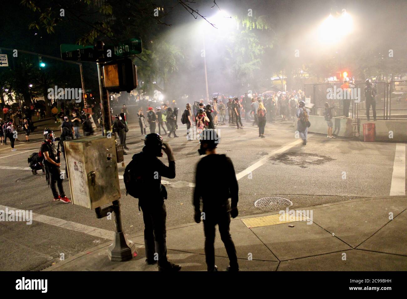 Portland, Oregon, USA. Juli 2020. Proteste in Portland: Friedliche Demonstranten werden von Bundesagenten zerreißt Kredit: Amy Katz/ZUMA Wire/Alamy Live News Stockfoto