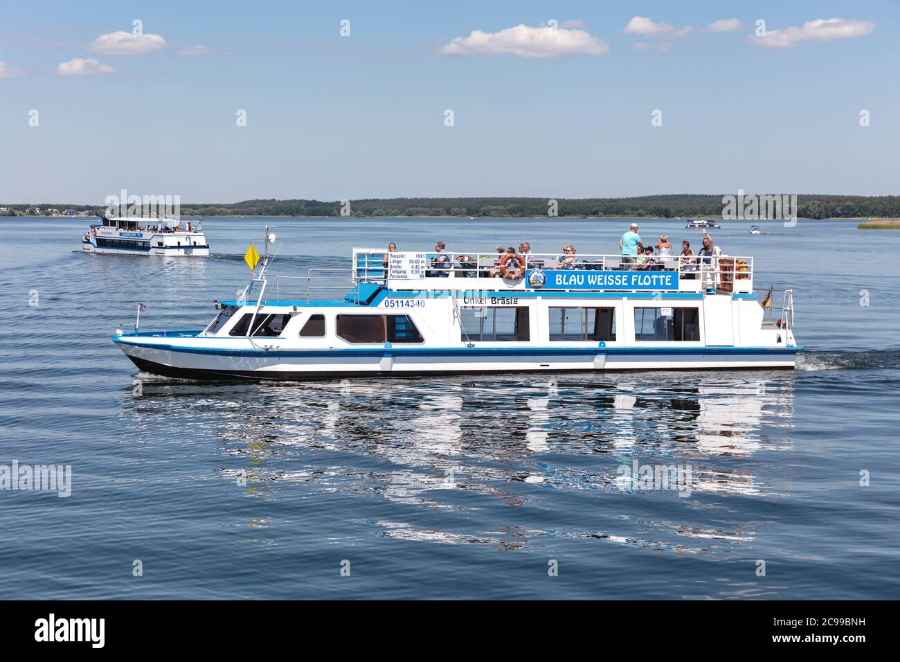 Ausflugsboot UNKEL BRÄSIG von Blau Weisse Flotte auf dem Plauer See, Deutschland Stockfoto