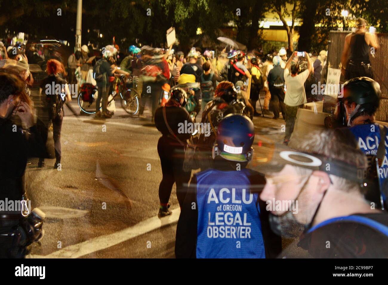 Portland, Oregon, USA. Juli 2020. ACLU Rechtliche Beobachter bei den Protesten in Portland. Jede Nacht wurden sie von Bundesagenten zusammen mit den anderen Protestierenden mit Tränengastern vergast. Quelle: Amy Katz/ZUMA Wire/Alamy Live News Stockfoto
