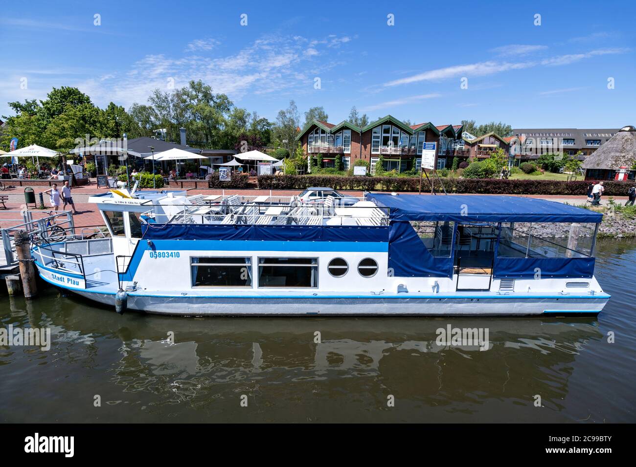 Ausflugsboot STADT PLAU der Fahrgastschifffahrt Wichmann in Plau am See, Deutschland Stockfoto