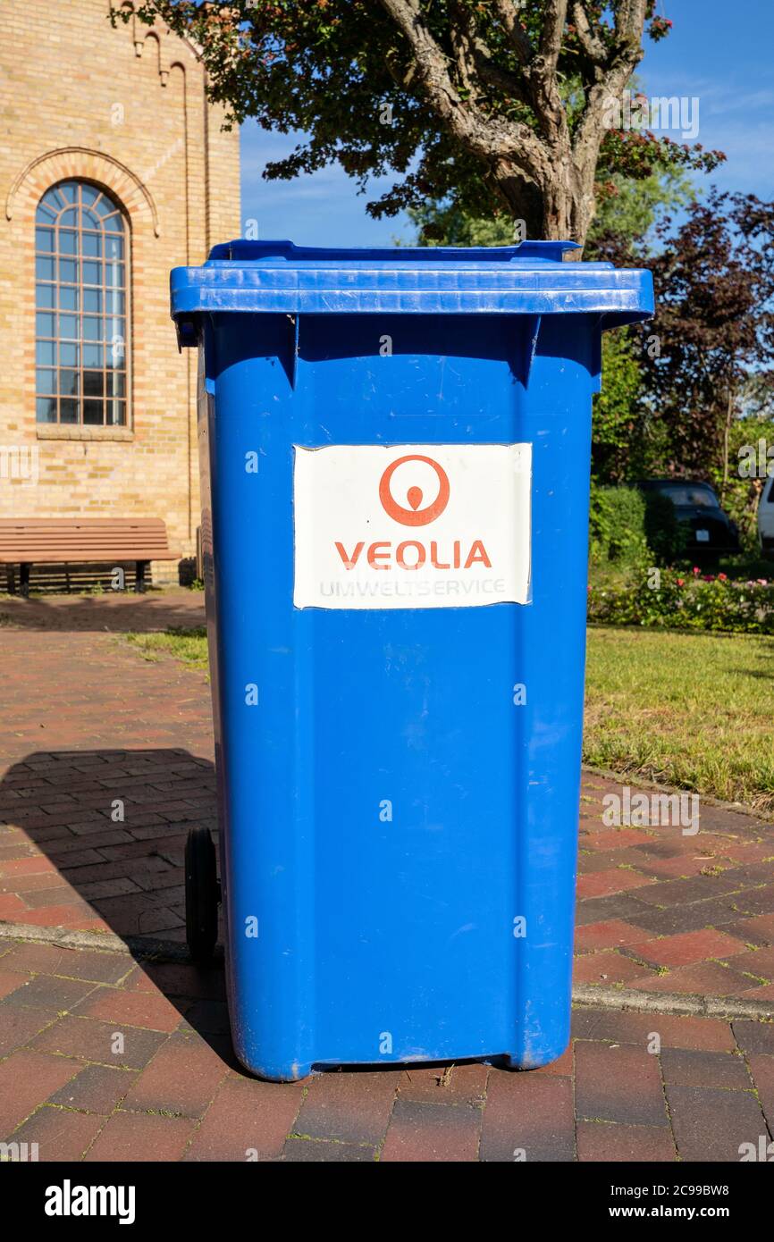 Veolia Abfallbehälter. Veolia ist ein französisches transnationales Unternehmen mit Aktivitäten in den Bereichen Wasserwirtschaft, Abfallwirtschaft und Energiedienstleistungen. Stockfoto