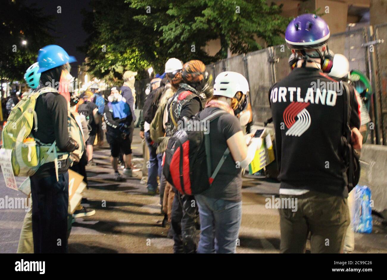 Portland, Oregon, USA. Juli 2020. Proteste in Portland: Dutzende Veteranen bilden eine Mauer, um andere Demonstranten vor den Bundesagenten zu schützen, die unrechtmäßig in die Stadt Portland eingefallen sind und friedliche Demonstranten erschießen, die mit Tränengas, Kugeln und Blitzknallen massenhaft sind. Quelle: Amy Katz/ZUMA Wire/Alamy Live News Stockfoto