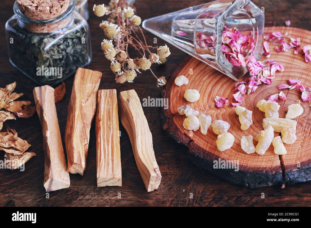 Palo Santo Sticks von Bursera graveolens (heiliges Holz) Baum auf Wiccan Hexenaltar, bereit für Rauchreinigung Energie Clearing von schlechten Vibes Stockfoto