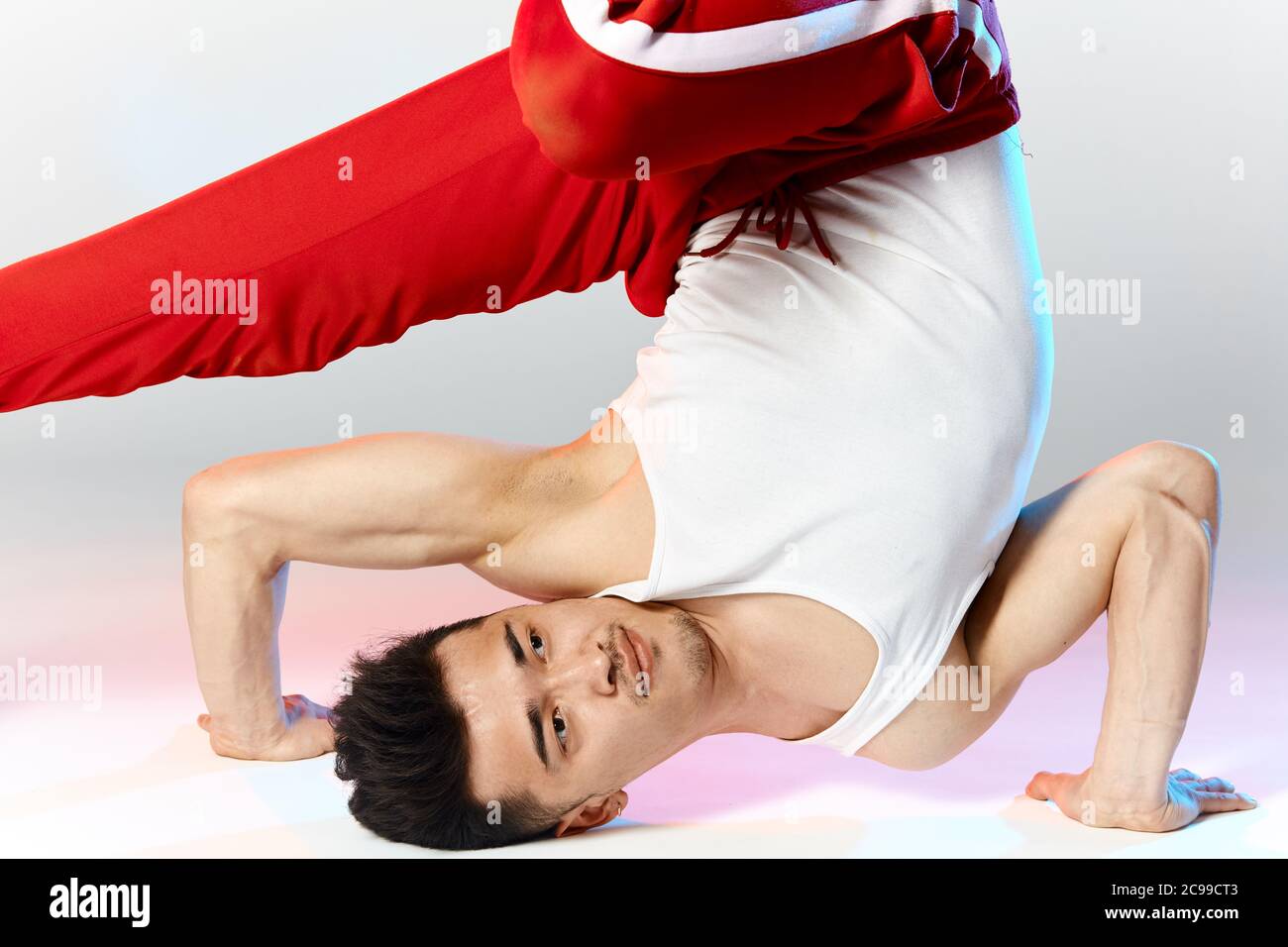 Hip Hop männlich koreanische Pause Tänzer tanzen auf weißem Hintergrund, üben Schulter frieren auf dem Boden, Nahaufnahme, Nahaufnahme. Stockfoto