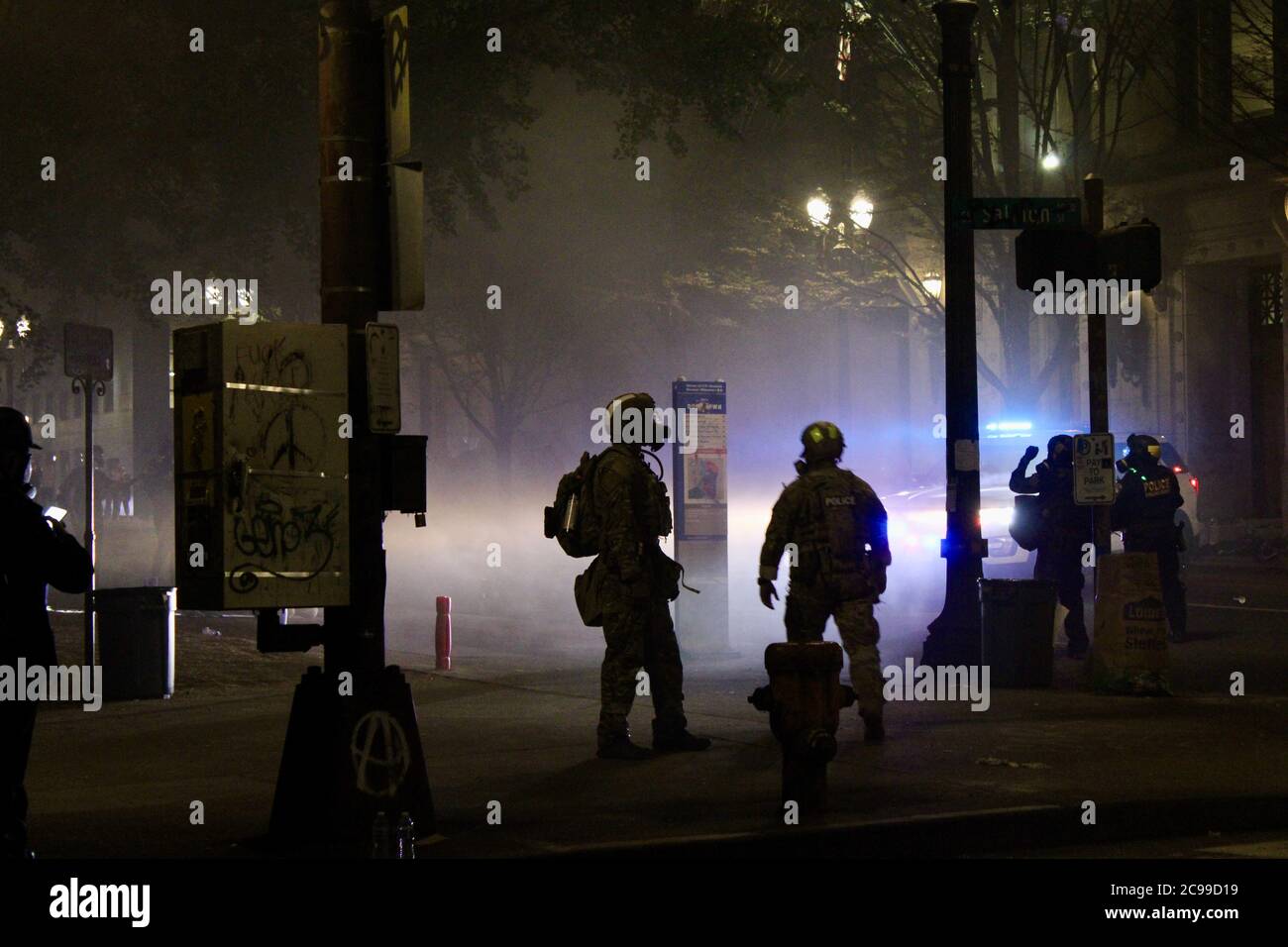 Portland, Oregon, USA. Juli 2020. Portland Protest: Feds greifen Demonstranten auf den Straßen von Portland an, weil sie ihr Recht auf freie Rede und Versammlung ausüben, Mit einem gelegentlichen Feuerwerkskörper oder einem kleinen Feuer, das von ein paar Leuten ausgelöst wurde, als Vorwand, um Gas in die gesamte Nachbarschaft zu reißen und Kugeln und Kanister in die Dunkelheit auf jeden in der Gegend zu schießen. Quelle: Amy Katz/ZUMA Wire/Alamy Live News Stockfoto