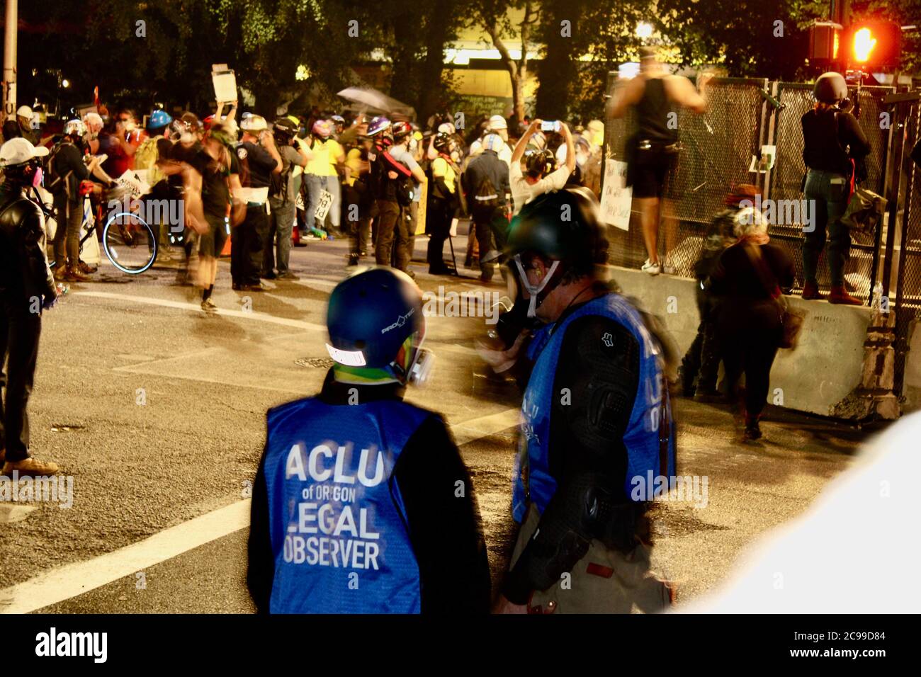 Portland, Oregon, USA. Juli 2020. ACLU Rechtliche Beobachter bei den Protesten in Portland. Jede Nacht wurden sie von Bundesagenten zusammen mit den anderen Protestierenden mit Tränengastern vergast. Quelle: Amy Katz/ZUMA Wire/Alamy Live News Stockfoto