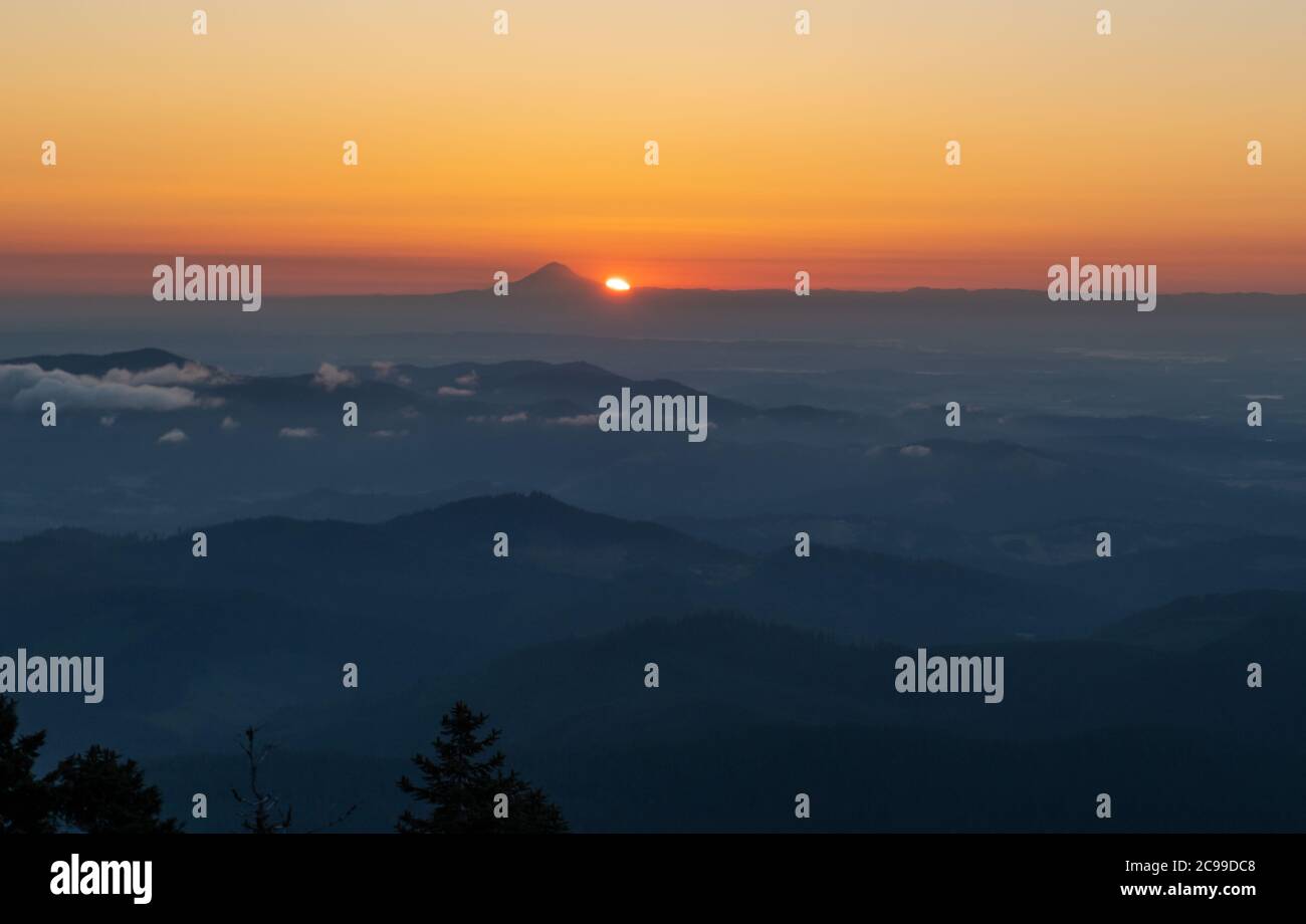 Sonnenaufgang über der Südflanke des Mount Hood, mit dem Willamette Valley im Vordergrund. Stockfoto