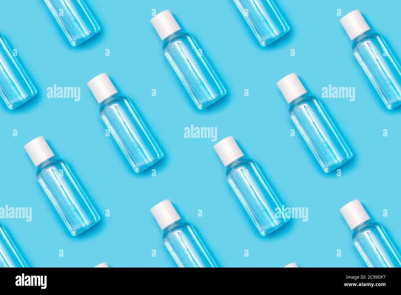 Handreinigungs-Gel-Muster auf pastellblauem Hintergrund. Virenschutz für Hände. Minimalkonzept. Flach liegend. Stockfoto
