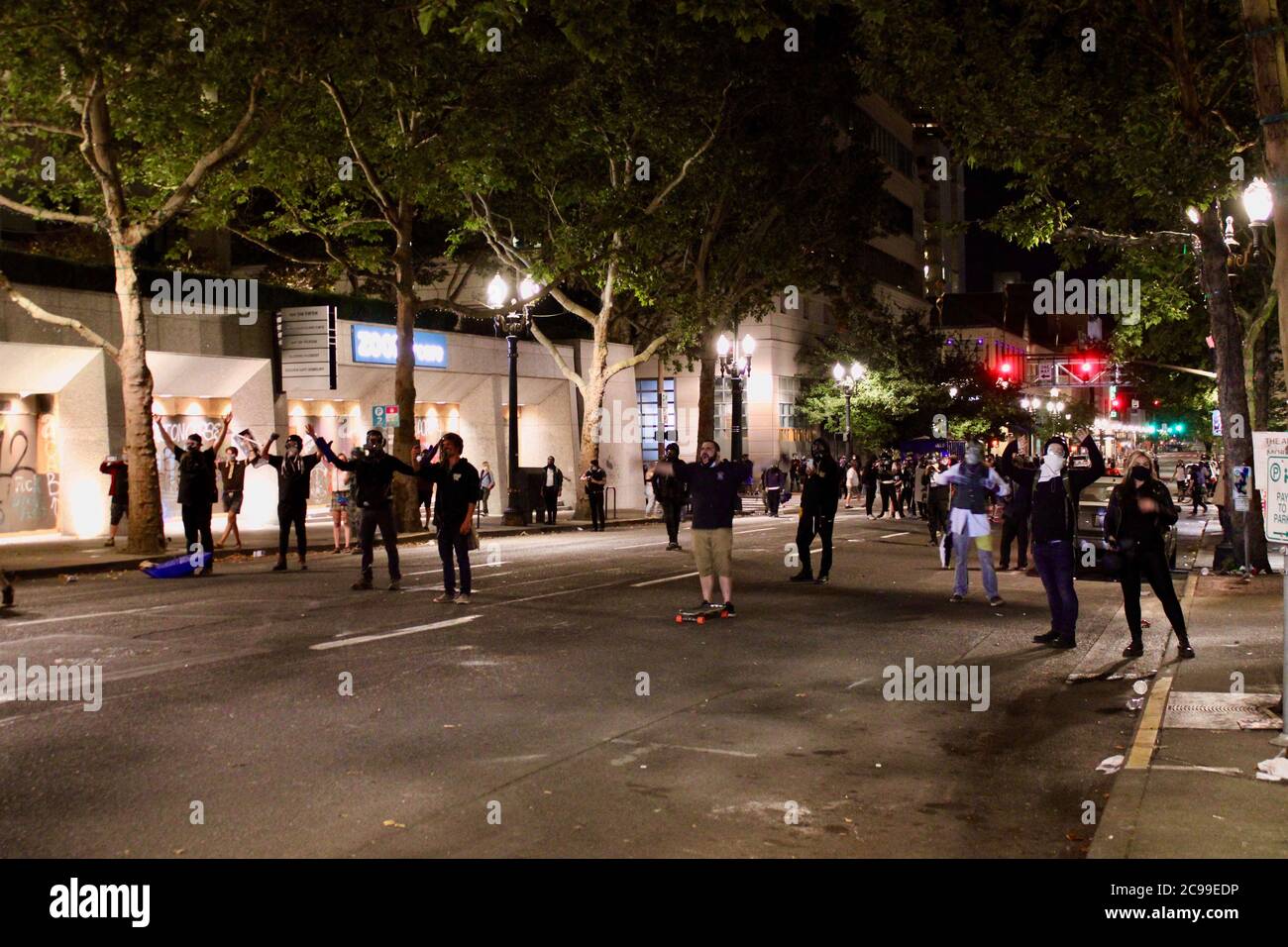 Portland, Oregon, USA. Juli 2020. Portland Protest: Demonstranten heben ihre Hände und singen, 'Don't Shoot'' und 'Feds Go Home!' und 'Black Lives Matter!'', bevor Feds Demonstranten auf den Straßen von Portland angreifen, weil sie ihr Recht auf freie Rede und Versammlung ausüben, Mit einem gelegentlichen Feuerwerkskörper oder einem kleinen Feuer, das von ein paar Leuten ausgelöst wurde, als Vorwand, um Gas in die gesamte Nachbarschaft zu reißen und Kugeln und Kanister in die Dunkelheit auf jeden in der Gegend zu schießen. Quelle: Amy Katz/ZUMA Wire/Alamy Live News Stockfoto