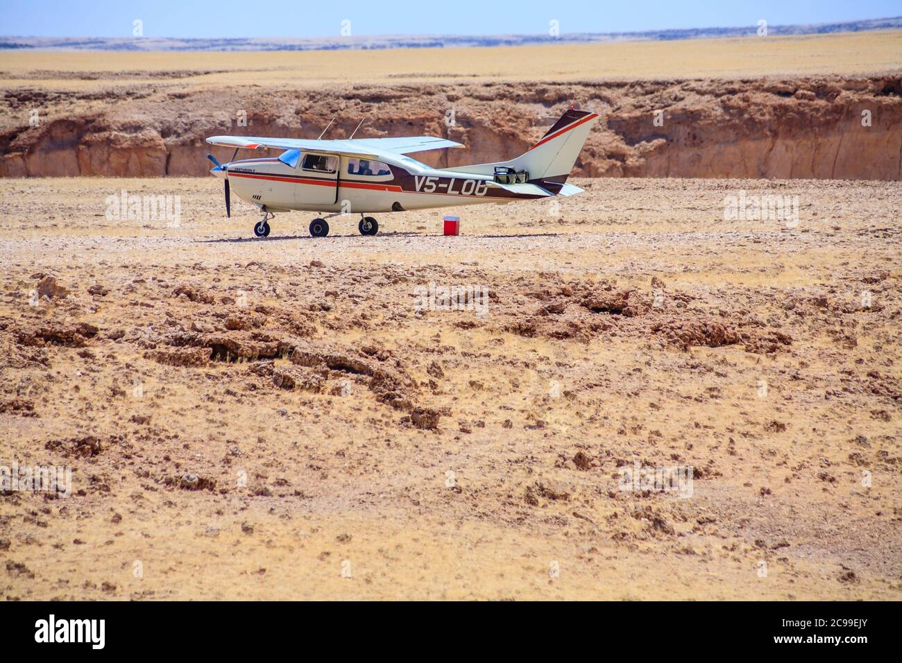 Ein cessna Centurion II auf dem Boden in der Namib-Wüste nahe der Skelettküste in Namibia, Südwestafrika Stockfoto