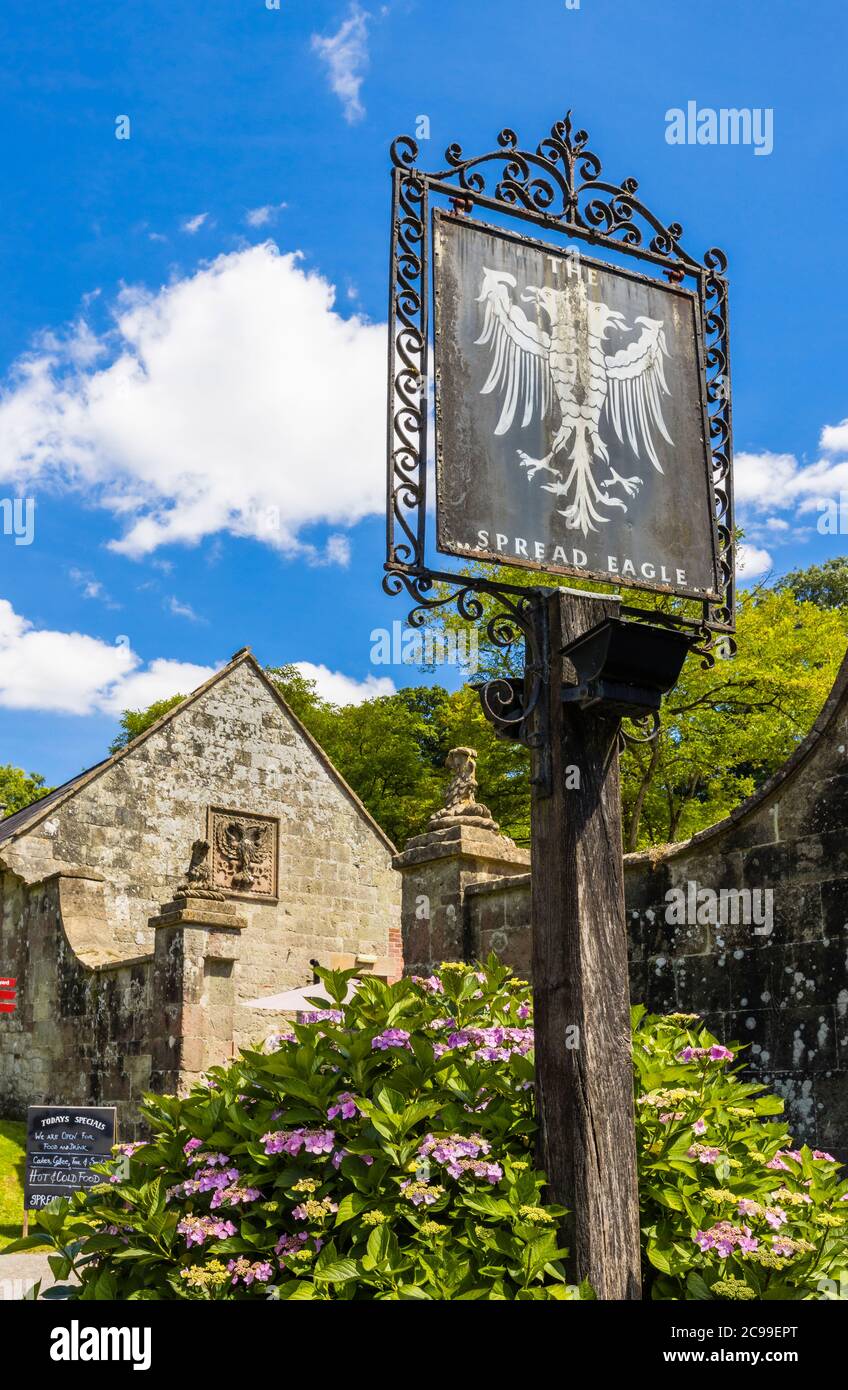 The Spread Eagle, ein traditionelles Landhaus in Stourton, einem kleinen Dorf in der Nähe von Stourhead, an der Grenze zu Wiltshire Somerset, Südwestengland Stockfoto