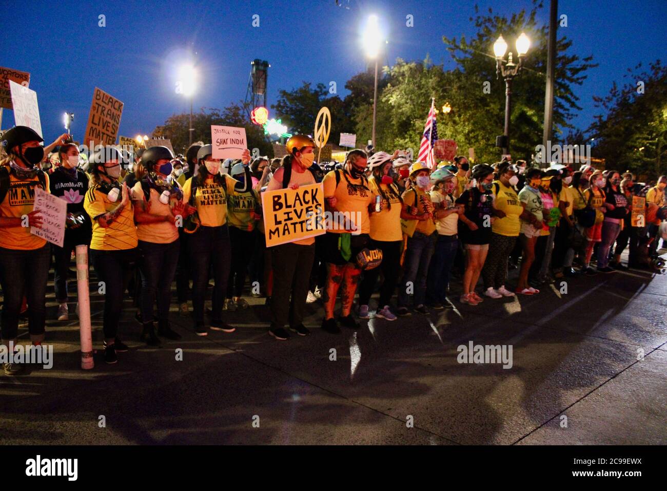 Portland, Oregon, USA. Juli 2020. Proteste In Portland: Hundert Mütter versammeln sich an der Waterfront für eine Sicherheitsunterweisung und marschieren zusammen zum Justizzentrum, wo sie eine Mauer von menschlichen Körpern und Märtyrern bilden werden, um zu versuchen, schwarze Demonstranten und andere aller Ethnien vor den Kugeln und Tränengas-Schüssen zu schützen Stundenlang jede Nacht von Federal Agents, die das begehen, was die meisten als Kriegsverbrechen gegen ihre eigenen US-Bürger betrachten und verfassungsmäßige Rechte der Redefreiheit, des Versammlungsrechts und der Pressefreiheit verletzen. Quelle: Amy Katz/ZUMA Wire/Alamy Live News Stockfoto