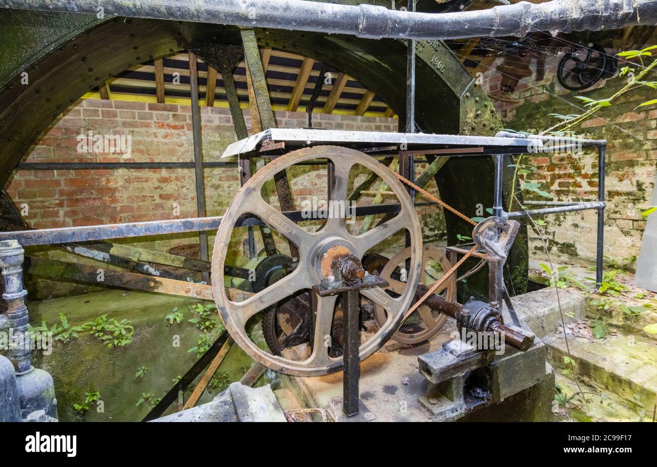 Das Wasserrad und die Vintage-Maschinen im restaurierten Lower Pump House in Stourton, einem kleinen Dorf in der Nähe von Stourhead, Wiltshire, Südwestengland Stockfoto