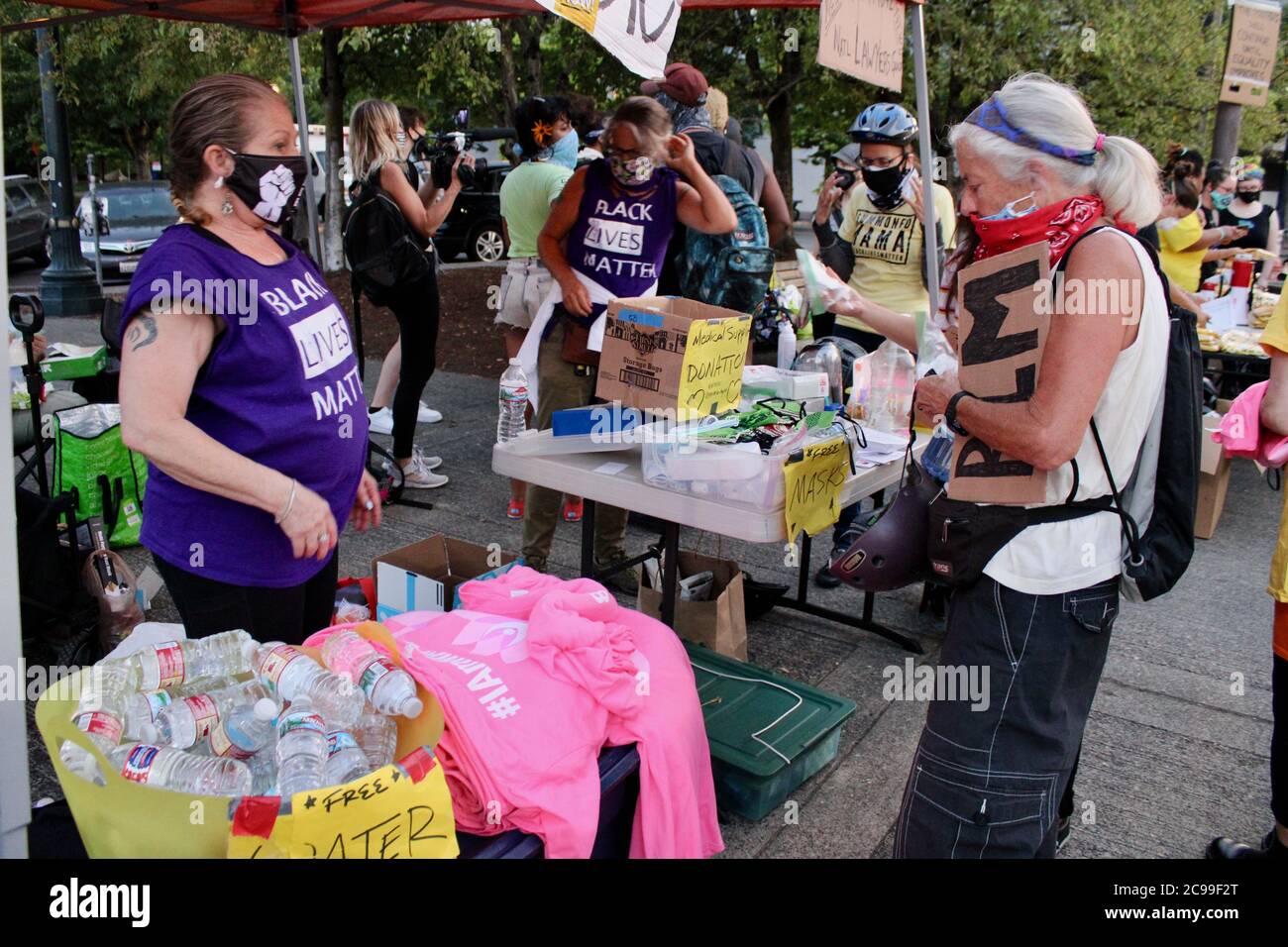 Portland, Oregon, USA. Juli 2020. Proteste in Portland: Mütter versammeln sich an der Küste von Portland, um andere Mütter auf eine Nacht der Gewalt und des Schmerzes durch Bundesagenten vorzubereiten, wenn sie eine Mauer an den Frontlinien der Protestzone bilden. Sie geben kostenlose T-Shirts, Ohrstöpsel, Masken und geben Tipps, wie man so sicher wie möglich bleibt: Suchen Sie einen Kumpel, tragen Sie eine Gasmaske, Körperpanzerung, Helm und Brille, oder gehen Sie mit einer Begleitung nach Hause und stellen Sie sicher, dass Sie nicht bis 10:00 Uhr verfolgt werden. Quelle: Amy Katz/ZUMA Wire/Alamy Live News Stockfoto