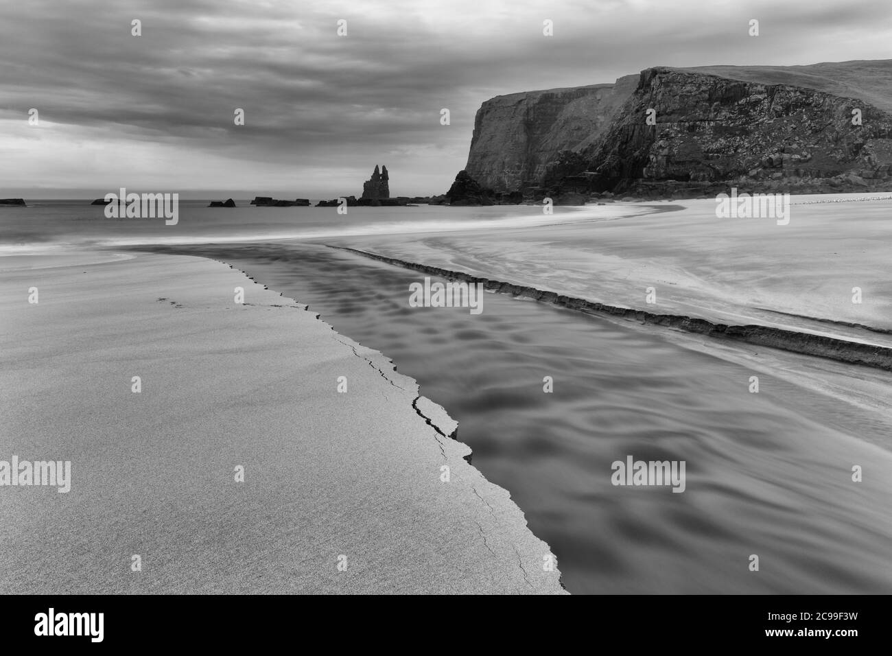 Kearvaig Strand mit Stack Clo Kearvaig, Cape Wrath Halbinsel Stockfoto