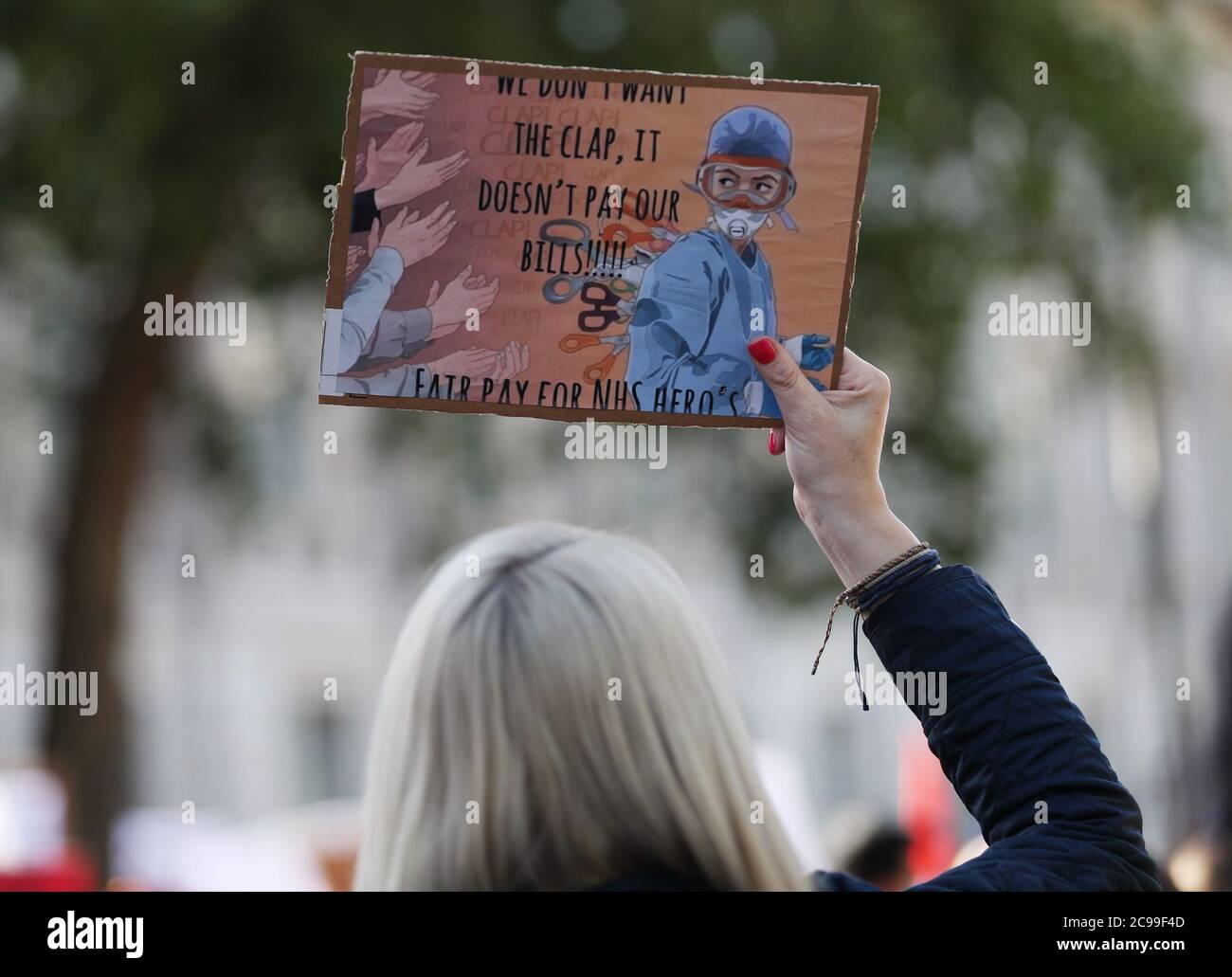 NHS-Arbeiter marschieren vom St. Thomas' Hospital zur Downing Street, London, um eine Lohnerhöhung zu fordern. Zu den Teilnehmern gehören die Mitglieder von Unite, Keep Our NHS Public und Nurses United. Stockfoto