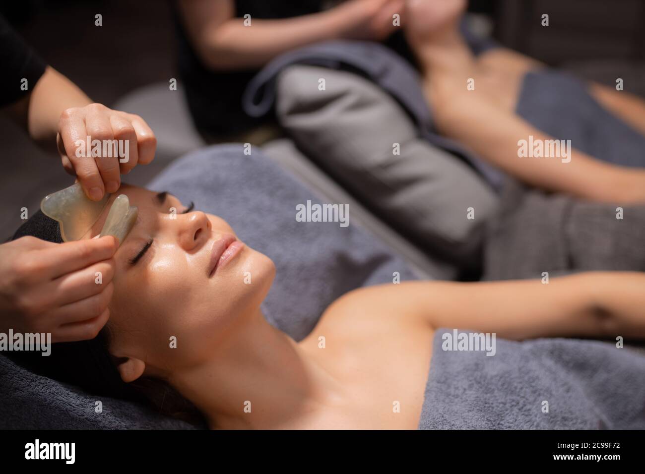 Bildhübsche Freundinnen Genießen Eine Massage Am Ganzen Körper Bildhübsche Freundinnen Genießen Eine Massage Am Ganzen Körper