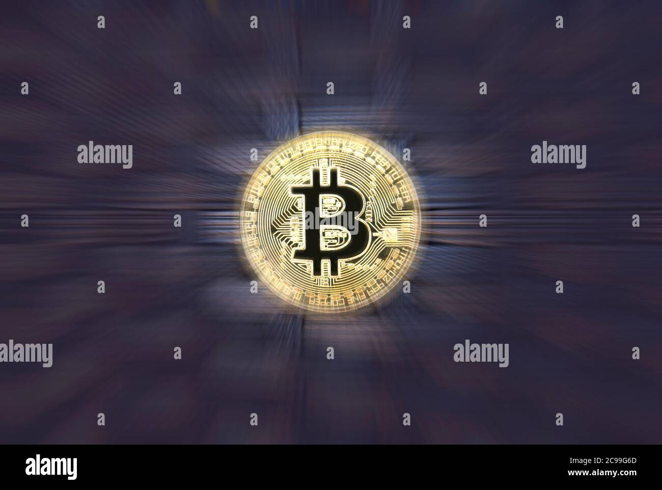 Selektiver Fokus auf Kryptowährung Bitcoin auf schwarzem Hintergrund mit Zoom-Effekt. Viel Kopierspeicher. Stockfoto