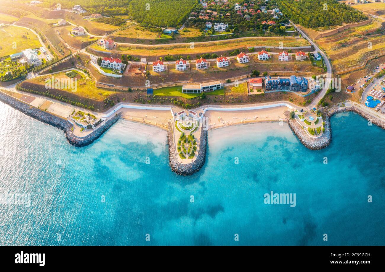 Luftaufnahme des wunderschönen Sandstrands und der Hüttenstadt Stockfoto