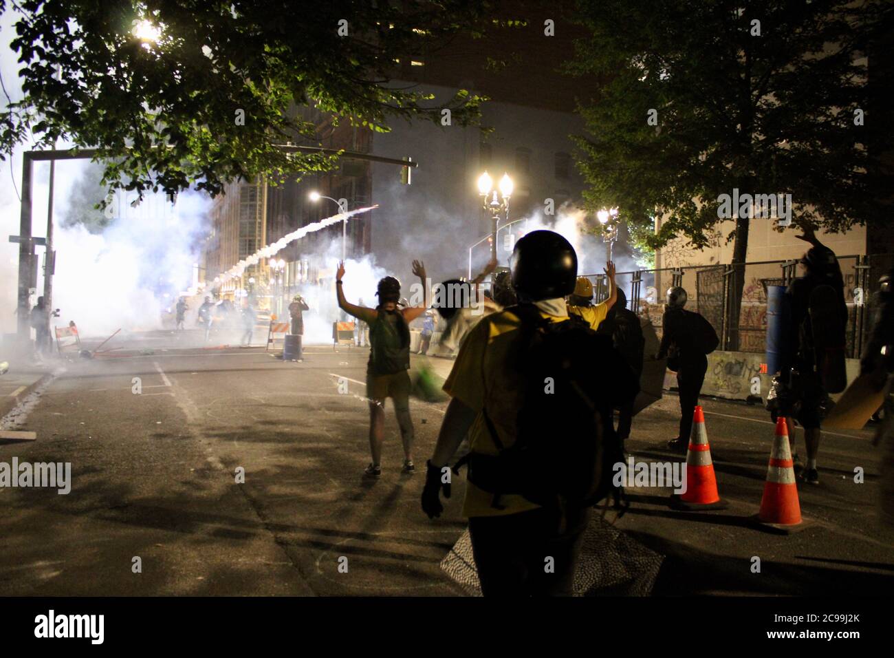 Portland, Oregon, USA. Juli 2020. Tränengas durchdringt die Luft, während Demonstranten gegen Bundesagenten und lokale Polizei in der Innenstadt demonstrieren. Quelle: Amy Katz/ZUMA Wire/Alamy Live News Stockfoto